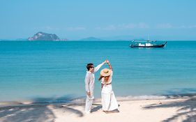 รอยัล เกาะยาวใหญ่ บีช รีสอร์ท - ใกล้ภูเก็ต (SHA Extra Plus)